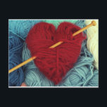 Niedliches Herz aus roter Wolle mit Stricknadel Postkarte<br><div class="desc">Schönes Foto eines Herzens aus bordeauxfarbener Wolle auf einem Hintergrund verschiedener Blues. Ich durchbohrte eine Stricknadel wie ein Pfeil durch dein Herz! Ein niedlicher und sonderbarer Einstieg in Liebe und Romantik!</div>