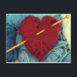 Niedliches Herz aus roter Wolle mit Stricknadel Postkarte<br><div class="desc">Schönes Foto eines Herzens aus bordeauxfarbener Wolle auf einem Hintergrund verschiedener Blues. Ich durchbohrte eine Stricknadel wie ein Pfeil durch dein Herz! Ein niedlicher und sonderbarer Einstieg in Liebe und Romantik!</div>