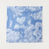 Niedliches Herz gestreift Wolke in blauem Himmel f