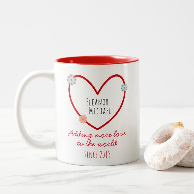 Niedliches Herzklopfen zum Hochzeitstag Zweifarbige Tasse (Mit Donut)