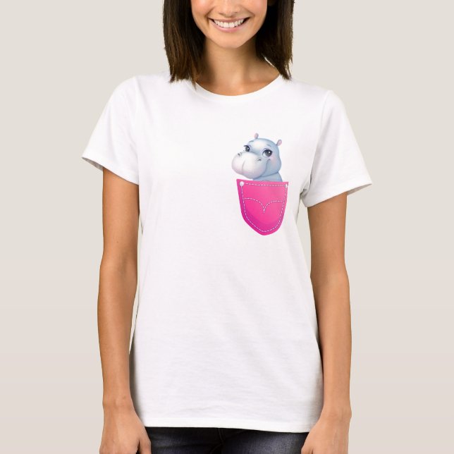 Niedliches Hippo in einem bedruckten rosa Pocket T-Shirt (Vorderseite)