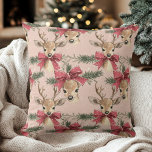 Niedliches Hirsch mit Rotem Bow | Rosa Weihnachten Kissen<br><div class="desc">Fügen Sie Ihrer Zuhause eine gemütliche und festliche Touch mit diesem Niedlichen Hirsch mit dem neutralen Rotbohenkissen hinzu. Dieses dekorative Kissen mit einem bezaubernden Reh mit einem hellen roten Bogen vor einem neutralen Hintergrund verleiht jedem Raum einen warmen und kindischen Charme. Dieses weiche und stilvolle Kissen verleiht Ihrem Wohnzimmer, Schlafzimmer...</div>