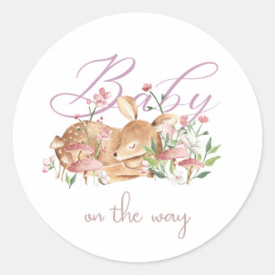 Niedliches Hirschschlafen im Waldgarten Runder Aufkleber