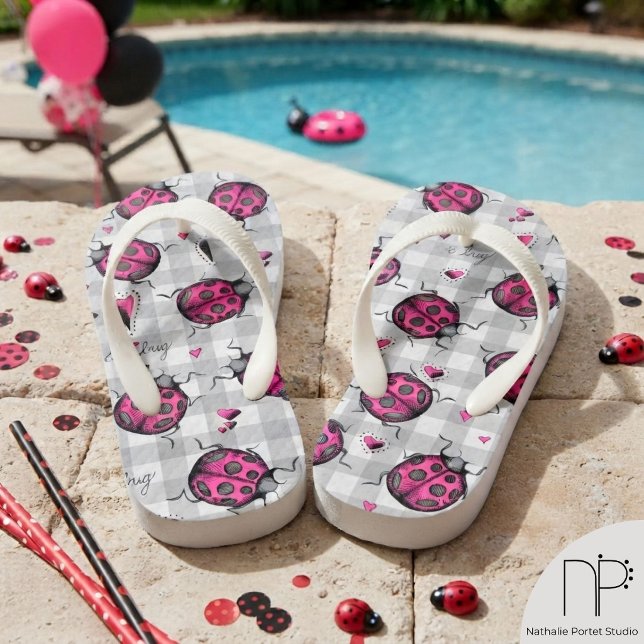 Niedliches Hot Pink Ladybug Gingham Pattern Kinder Kinderbadesandalen (Pink ladybug gingham kids flip flops featuring hand-drawn chic noir fine line ink art.)