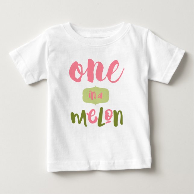 Niedliches in einem Melon Erstgeburtenmädchen Ador Baby T-shirt (Vorderseite)