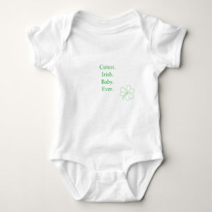Niedliches Irish Baby je Green Lucky Kleeblatt Strampler