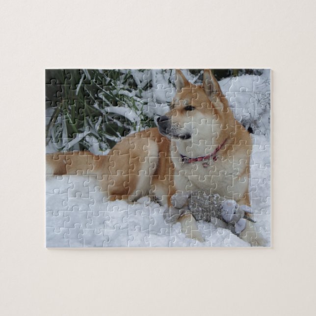Niedliches japanisches akita im Schnee mit grauer  Puzzle (Horizontal)