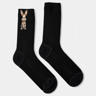 Niedliches Kaninchen auf schwarzen Socken