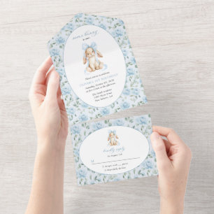 Niedliches Kaninchen, blaues Band, blaue Blumen, e All In One Einladung