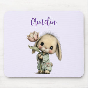 Niedliches Kaninchen hält eine Tulpe Mousepad