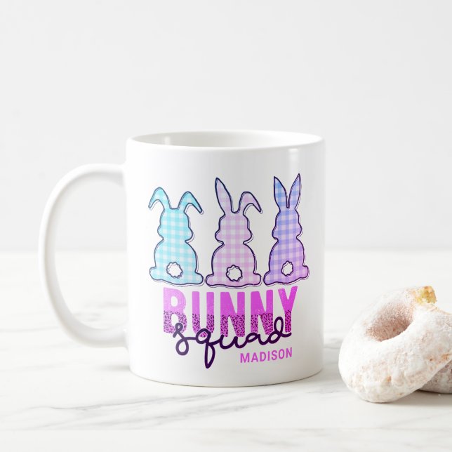 Niedliches Kariertes Bunny Squad Rabbit Personalis Kaffeetasse (Mit Donut)