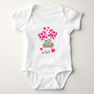 Niedliches Kätzchen in einer Kiste und rosa Herzen Baby Strampler