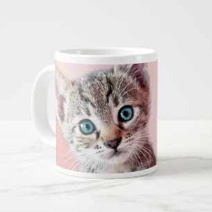 Niedliches Kätzchen mit blauen Augen. Jumbo-Tasse