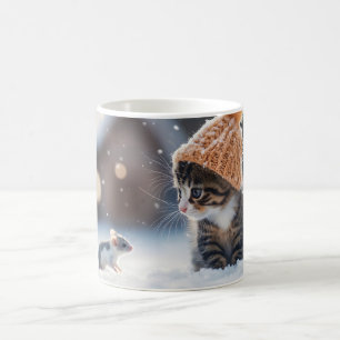 Niedliches Kätzchen und Maus im Schnee zusammen Kaffeetasse