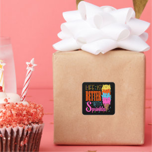 Niedliches Katzen Leben ist besser mit Sprinklen K Quadratischer Aufkleber