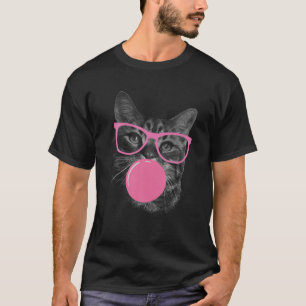 Niedliches Katzengesicht, das Gummi isst und eine T-Shirt