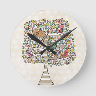 Niedliches Katzenjammer und Vögel in einer Baumill Runde Wanduhr