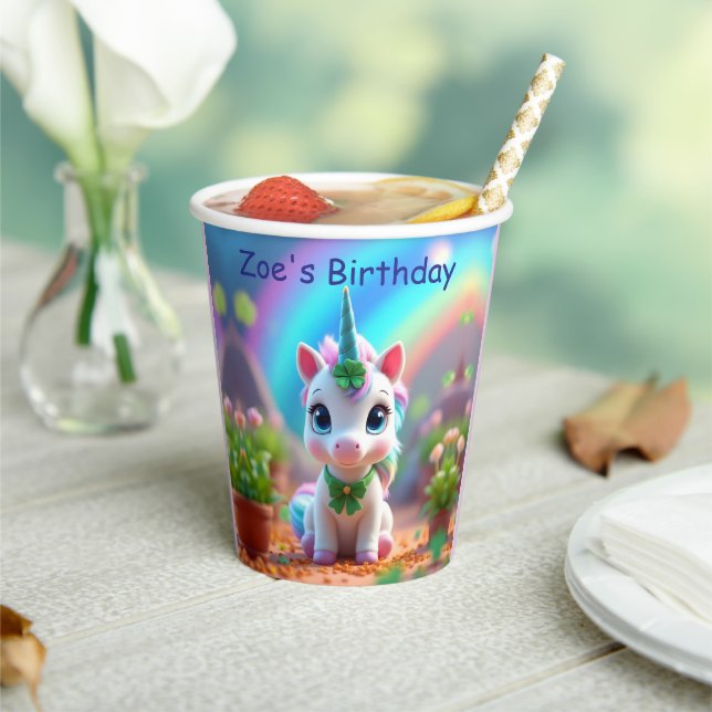 Niedliches Kinderspiel und Regenbogen, Mädchengebu Pappbecher (In Situ)