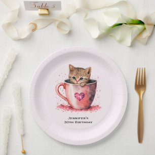 Niedliches Kitten in einem Teacup mit Herz Geburts Pappteller