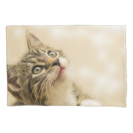 Niedliches Kitten mit ausgestreckter Pfote Kissenbezug