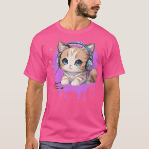 Niedliches kleines Kätzchen mit Kopfhörern in eine T-Shirt