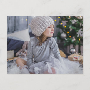 Niedliches kleines Kindermädchen und Weihnachtsbau Postkarte