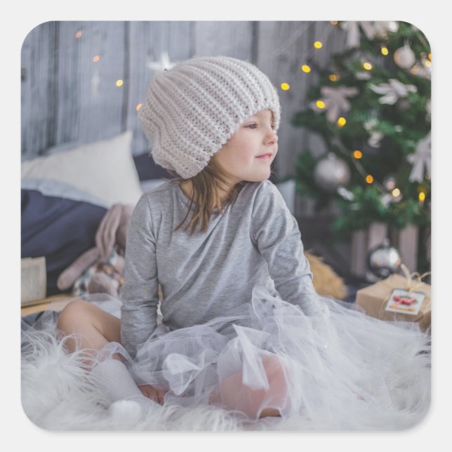 Niedliches kleines Kindermädchen und Weihnachtsbau Quadratischer Aufkleber (Vorderseite)
