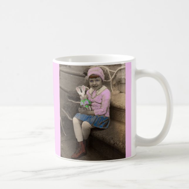 niedliches kleines Mädchen der 1920er mit sonniger Kaffeetasse (Rechts)