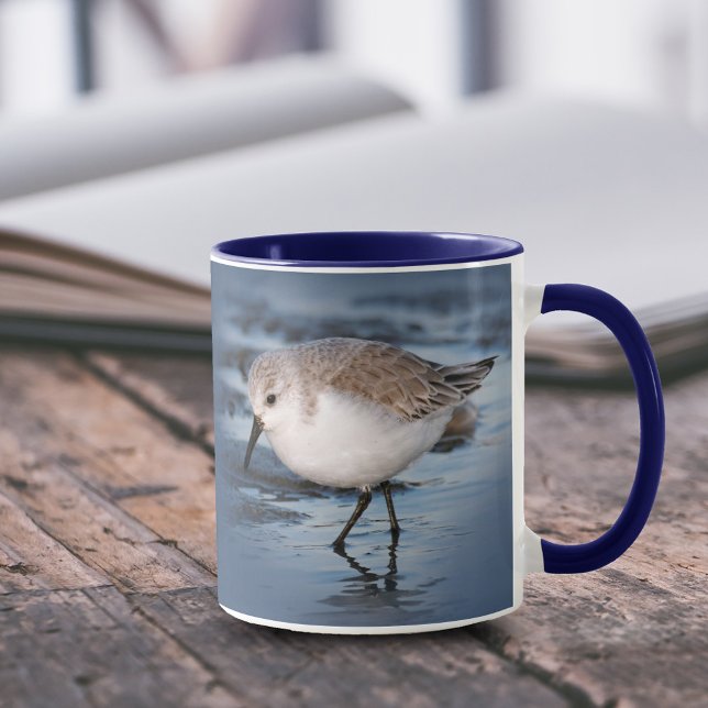 Niedliches Kleines Sanderling am Strand Tasse (Cute Sanderling Strolling on Beach 11 oz Coffee Mug Cover Photo.)