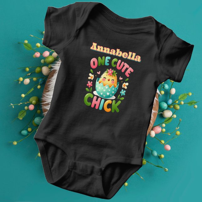 Niedliches Küken im Ei, umgeben von Blume nach Maß Baby Strampler (One Cute Chick Baby Bird with Hearts and Petals Baby Bodysuit in Black)