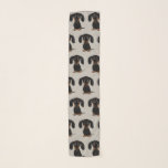 Niedliches kurzhaariges Schwarzes und Schal<br><div class="desc">Dieser stilvolle Chiffon- Schal ist ein Spaßzusatz während jeder möglicher Jahreszeit. Grauer Schal mit Schwarzem und tan glattem überzogenem Dackelmuster. Lässt ein perfektes Geschenk für Dackel Mammen verfolgen. Karo heraus Jenns Gekritzel-Welt für mehr themed Zusätze und Geschenke der Hundezucht.</div>