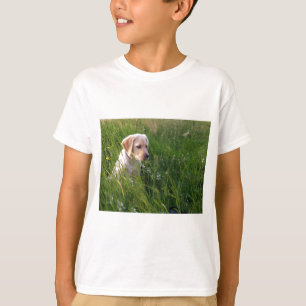 Niedliches Labrador Welpe im Gras T-Shirt