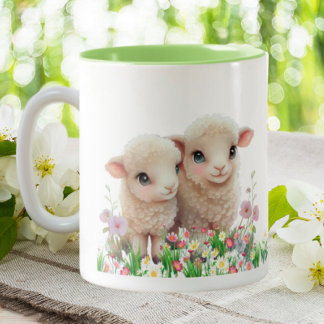 Niedliches Lamm im Garten von Blume personalisiert Zweifarbige Tasse
