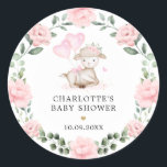 Niedliches Lamm Rosa Blumenreath Baby Erste Weihna Runder Aufkleber<br><div class="desc">Dieses bezaubernde Design besticht durch ein hübsches Baby Schaf,  hübsche rosa Ballons und eleganten Eukalyptus   blütendem Blumenkranz. Das hintere Design gibt Ihnen die Möglichkeit,  das Foto Ihres Babys hinzuzufügen,  um das Ornament noch persönlicher und spezieller zu machen!</div>