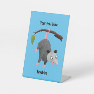 Niedliches lustiges Opossum aus Cartoon Sockelschild
