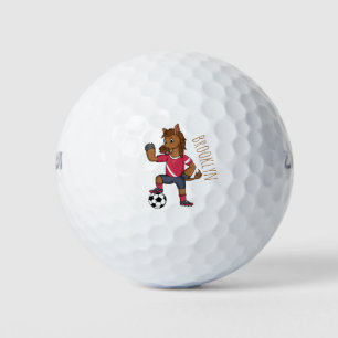 Niedliches lustiges Pferd beim Fußballspielen Cart Golfball