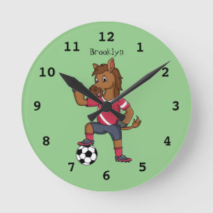 Niedliches lustiges Pferd beim Fußballspielen Cart Runde Wanduhr
