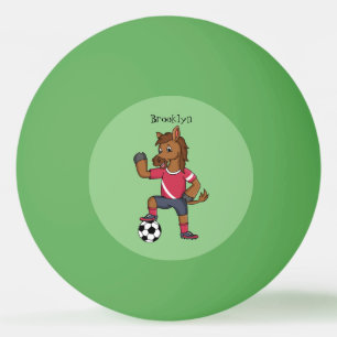 Niedliches lustiges Pferd beim Fußballspielen Cart Tischtennisball