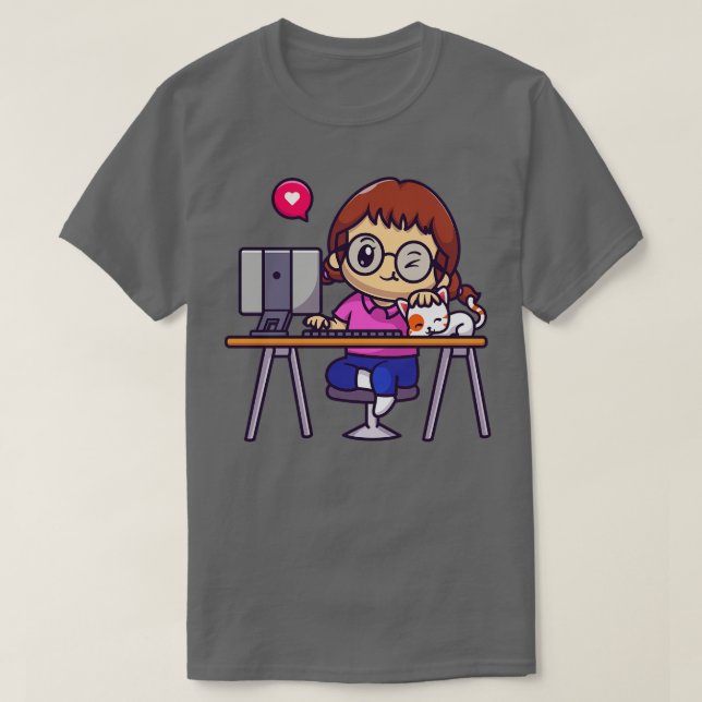 Niedliches Mädchen, das mit Cat-Cartoon am Compute T-Shirt (Design vorne)