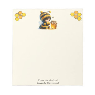 Niedliches Mädchen in BienenKostüm mit Honig Notizblock