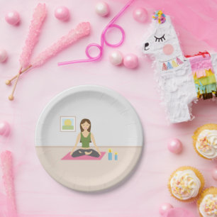 Niedliches Mädchen macht Yoga in einem Hübschen Ra Pappteller