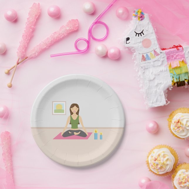 Niedliches Mädchen macht Yoga in einem Hübschen Ra Pappteller (Party)