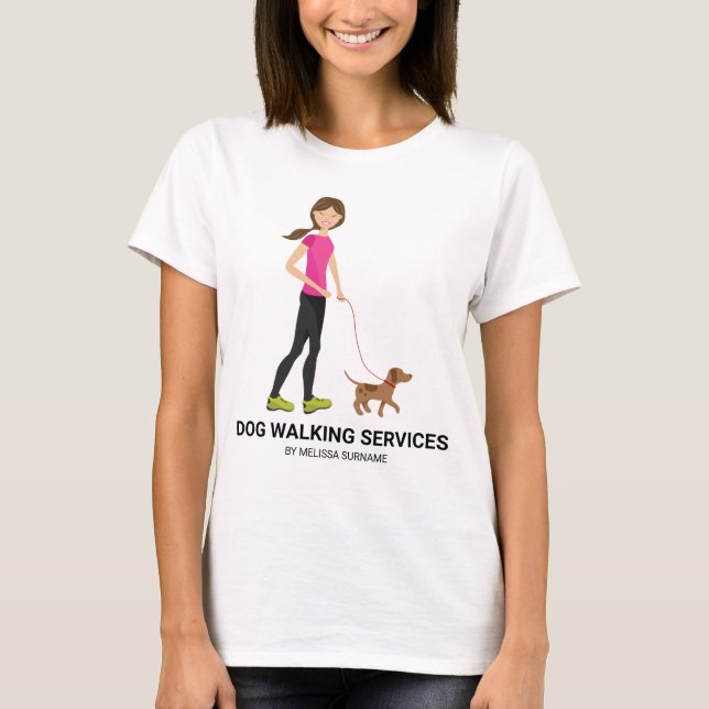 Niedliches Mädchen und brauner Hund - Hundeschlitt T-Shirt (Vorderseite)