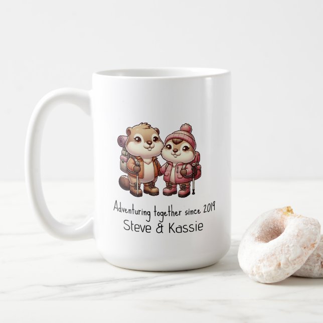 Niedliches Marmot Couple Adventing Wandern Kaffeetasse (Mit Donut)