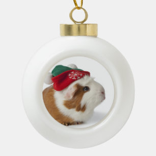 Niedliches Meerschweinchen mit Weihnachtshut auf Keramik Kugel-Ornament