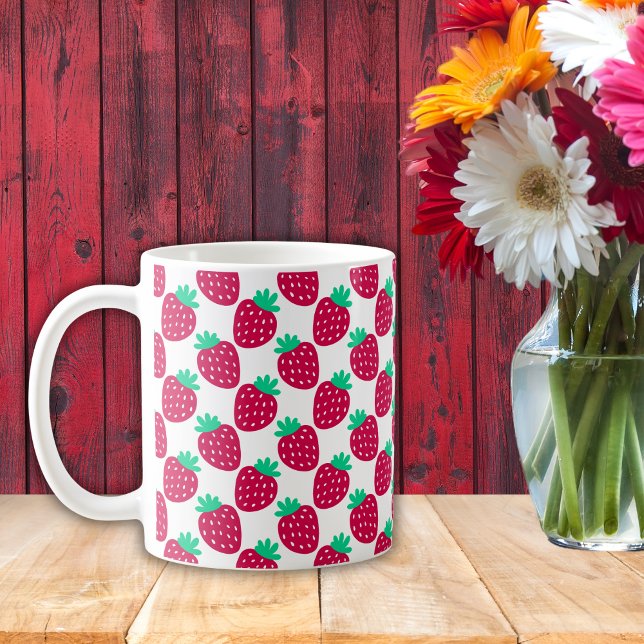 Niedliches Minimal Erdbeermuster in Rot und Grün Kaffeetasse (Von Creator hochgeladen)