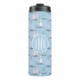 Niedliches Monogramm des Segelboot-Muster- Thermosbecher