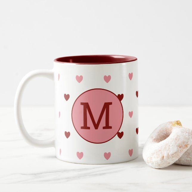Niedliches Monogramm rosafarbenes Herzmuster Valen Zweifarbige Tasse (Mit Donut)