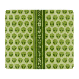 Niedliches Muster der grünen Alien mit Ihrem Namen Schneidebrett