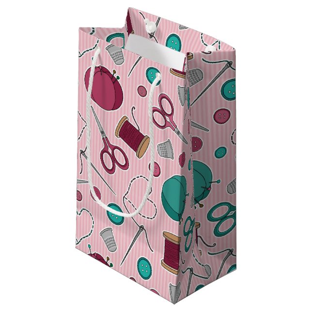 Niedliches nähendes Themed Muster-Rosa Kleine Geschenktüte (Vorderseite Schrägansicht)